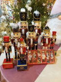 Nutcracker drewn. 38cm kolorowy z prezentem (550342) 38*11*10cm