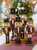 Nutcracker drewn. 38cm kolorowy z prezentem (550342) 38*11*10cm