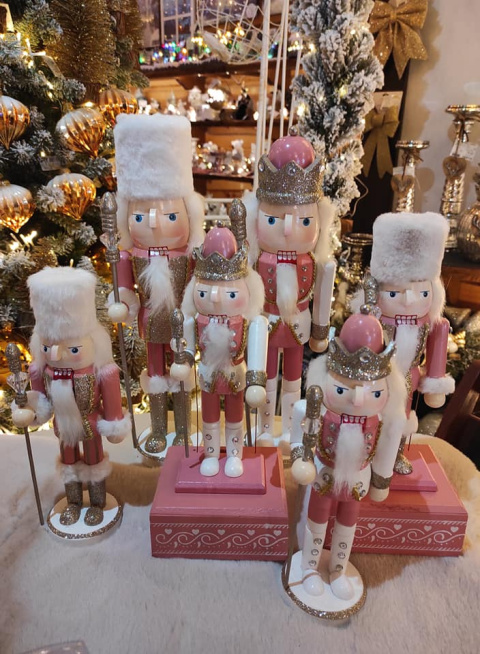 Dziadek do orzechów Nutcracker drewniany ruchomy z pozytywką róż biała czapka (551205) Dziadek do orzechów Nutcracker drewniany ruchomy z pozytywką róż biała czapka (551205)