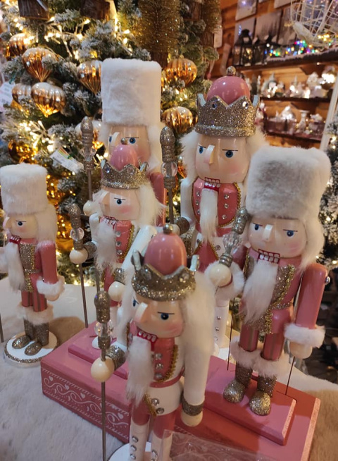 Dziadek do orzechów Nutcracker drewniany ruchomy z pozytywką róż biała czapka (551205) Dziadek do orzechów Nutcracker drewniany ruchomy z pozytywką róż biała czapka (551205)