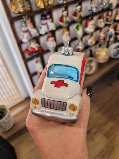 Bombka formowa: Ambulans (335) SZ Bombka formowa: Ambulans (335) SZ