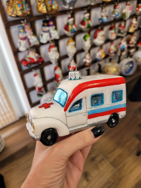 Bombka formowa: Ambulans (335) SZ Bombka formowa: Ambulans (335) SZ