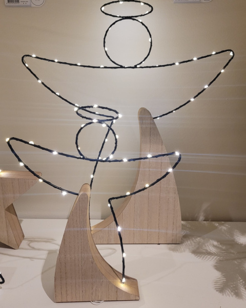 Kontur anioł metalowy czarny duży na drewnianiej podstawie 40LED (487117) Kontur anioł metalowy czarny duży na drewnianiej podstawie 40LED (487117)