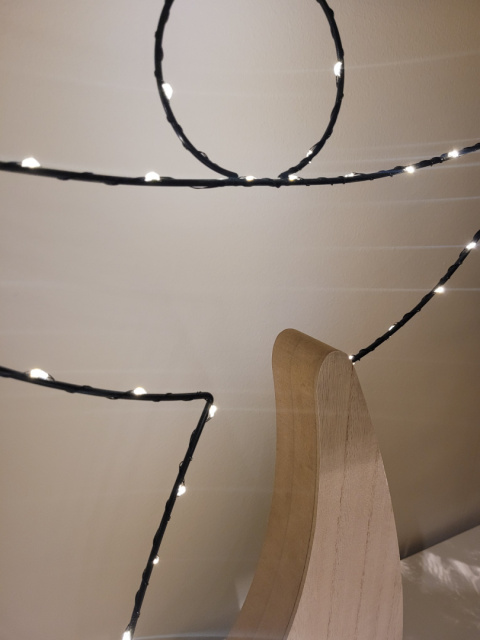Kontur anioł metalowy czarny duży na drewnianiej podstawie 40LED (487117) Kontur anioł metalowy czarny duży na drewnianiej podstawie 40LED (487117)