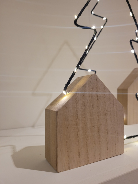 Kontur choinka metalowa czarna duża na drewnianej podstawie 34LED (487113) Kontur choinka metalowa czarna duża na drewnianej podstawie 34LED (487113)
