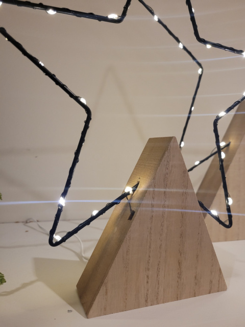 Kontur gwiazda metalowa czarna na drewnianej podstawie 27LED (487114) Kontur gwiazda metalowa czarna na drewnianej podstawie 27LED (487114)
