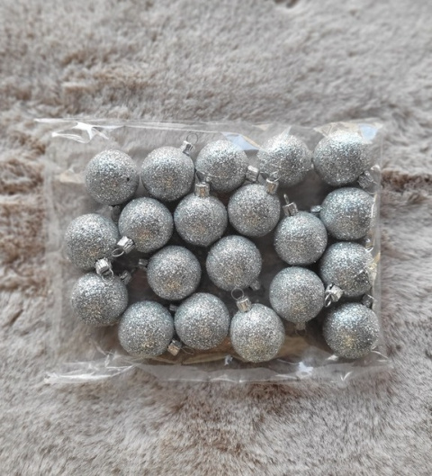 Bombki plastikowe srebrne brokatowe 30mm op-20szt (O) Bombki plastikowe srebrne brokatowe 30mm op-20szt (O)