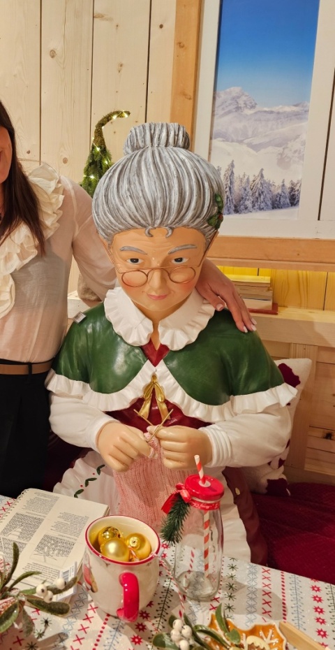 Babcia siedząca MAXI robiąca na drutach (646629)