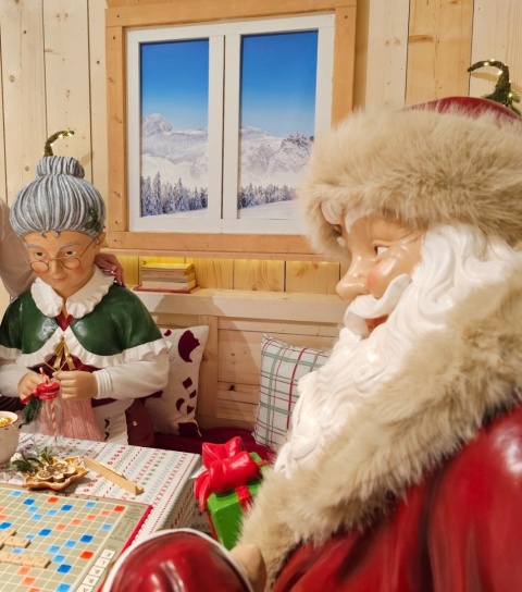 Babcia siedząca MAXI robiąca na drutach (646629)