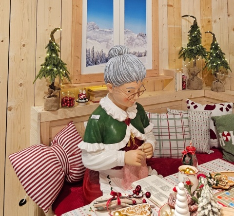 Babcia siedząca MAXI robiąca na drutach (646629)