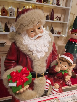 Mikołaj MAXI 140cm z elfem siedzący poliresing (646627)